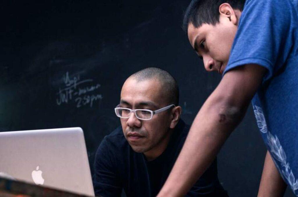 jovens estudando tela computador